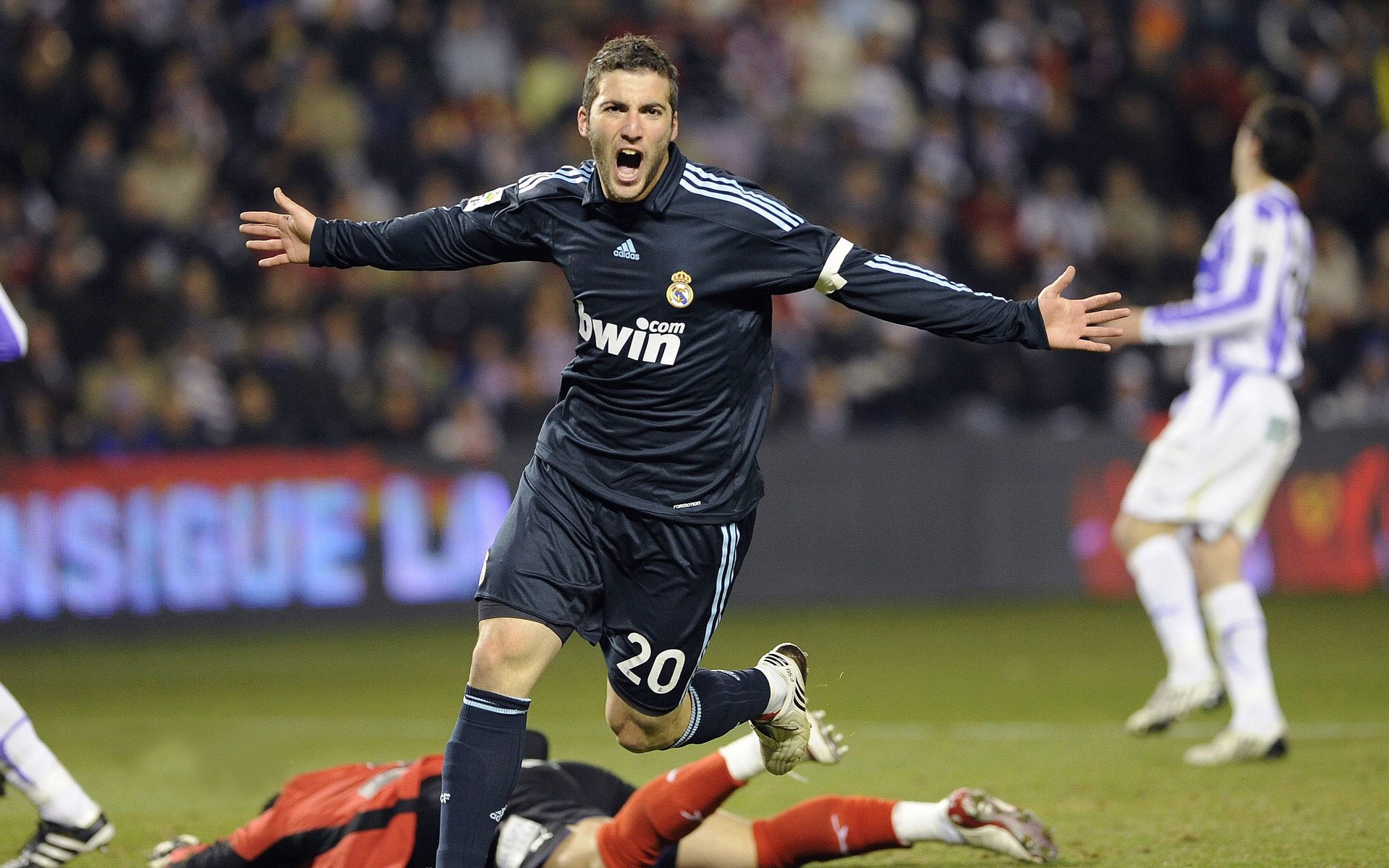 皮克方向盘上复刻里昂铁血，F1街道赛惊现足球式绝杀