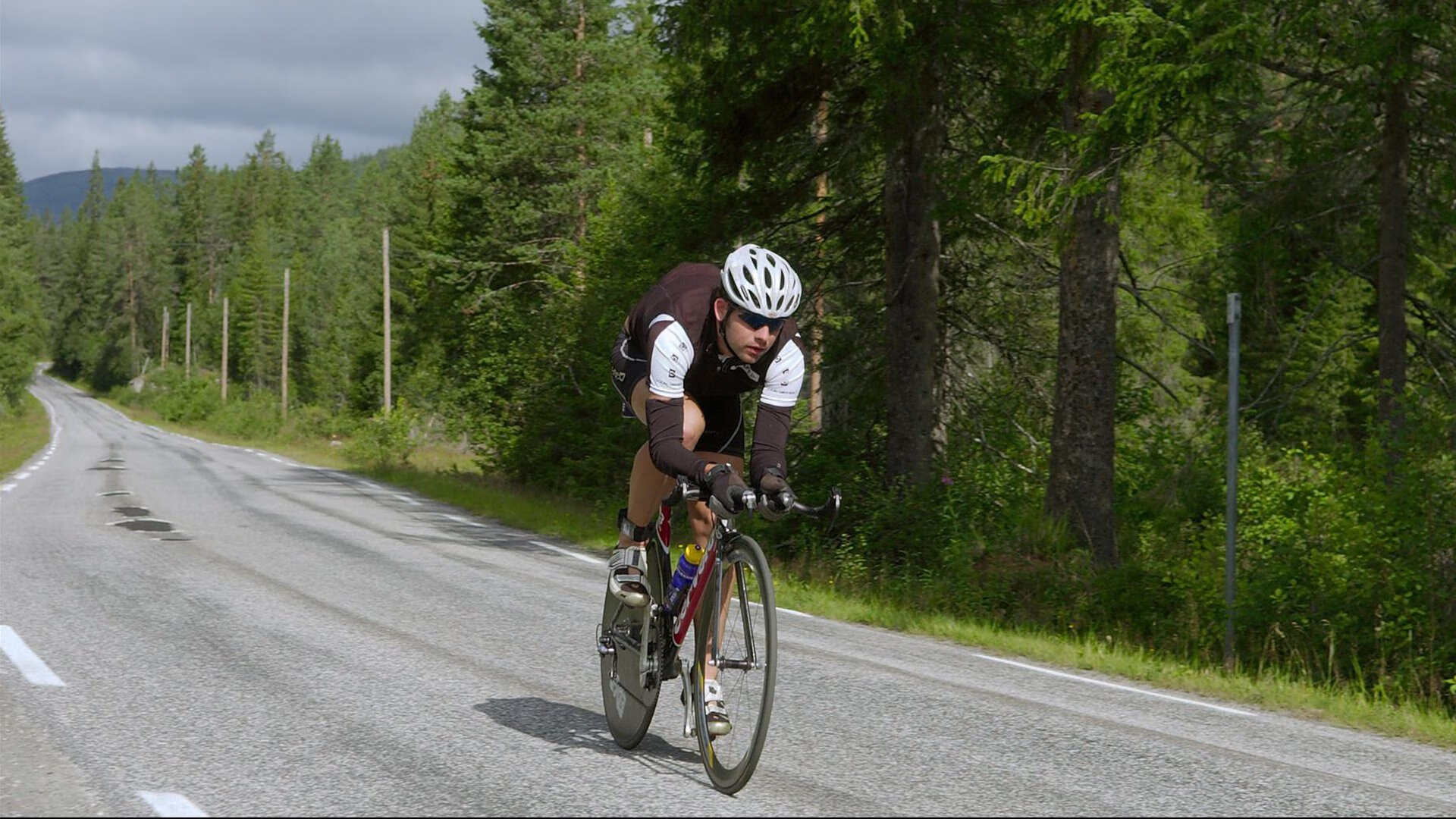老鹰强行终结雷霆，西亚卡姆统治全场，一场定义赛季的暴力美学